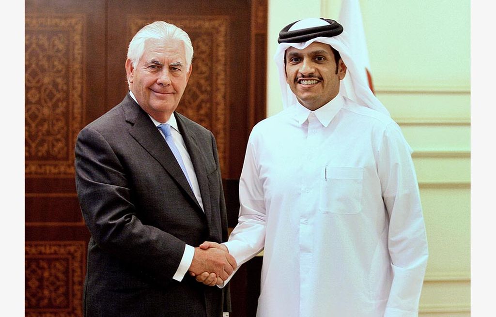 Menteri Luar Negeri Qatar Sheikh Mohammed bin Abdulrahman al-Thani (kanan) berjabat tangan dengan Menlu Amerika Serikat Rex Tillerson setelah konferensi pers bersama pada akhir pertemuan keduanya di Doha, Qatar, Selasa (11/7). 