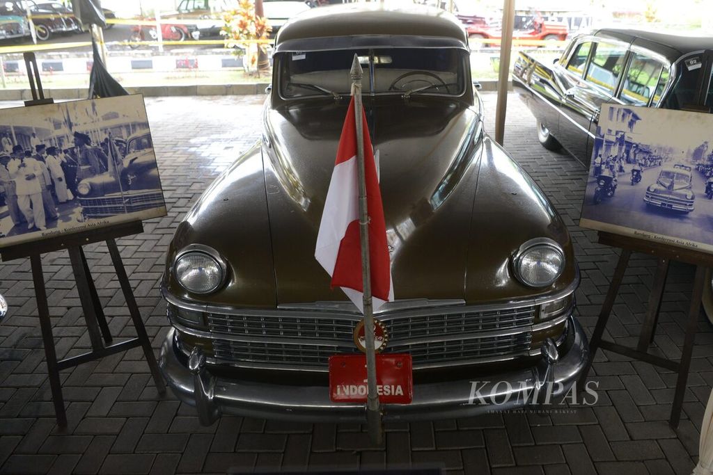 Sejumlah mobil kepresidenan dan wakil presiden pada masa pemerintahan Presiden Soekarno ditampilkan dalam Pameran Arsip Alat Transportasi Bersejarah di kompleks Perpustakaan Grhatama Pustaka, Banguntapan, Bantul, DI Yogyakarta, Selasa (24/11/2020). 