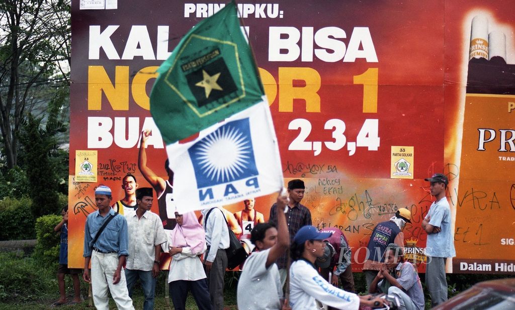 Hari pertama kampanye Pemilu 1999 di Jakarta meriah dengan pawai dari partai politik peserta pemilu, Kamis (19/5/1999). 