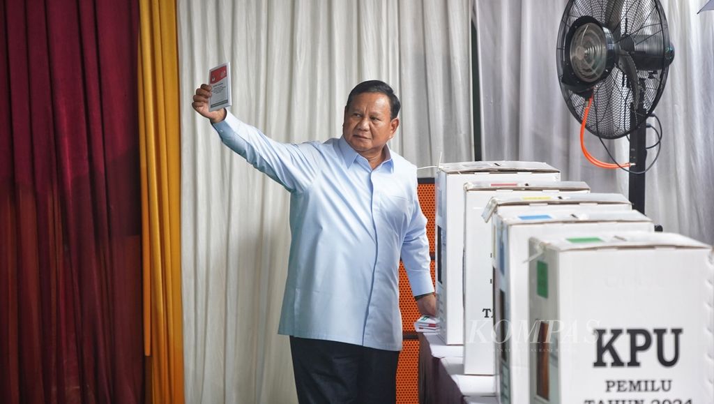 Prabowo Subianto melakukan pencoblosan pada Pemilu 2024 di TPS 033 Bojong Koneng, Kabupaten Bogor, Jawa Barat, Rabu (14/2/2024). 
