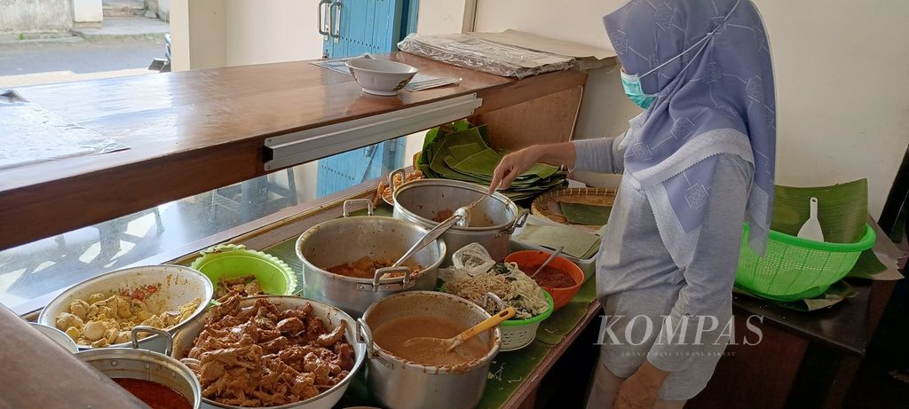 Suasana warung pecel gudeg Lumintu Jember. Pecel gudeg Lumintu merupakan salah satu makanan favorit di Jember, Jawa Timur. Foto diambil pada Senin (7/8/2023).