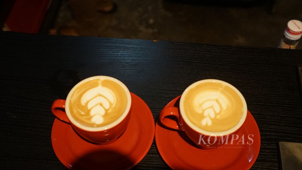 Dua gelas kopi <i>latte</i> dari perpaduan kopi arabika Semendo dengan kopi robusta Pagar Alam di Anestic Coffee di Palembang, Sumatera Selatan, Rabu (10/8/2022). Kopi hasil racikan ini memadukan cita rasa dari beragam kopi lokal di Sumsel.