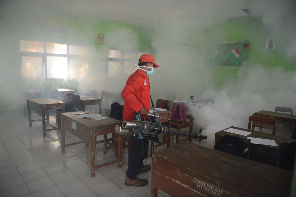 Petugas Dinas Kesehatan Boyolali melakukan pengasapan di ruang kelas untuk membasmi nyamuk demam berdarah di SMP Negeri 3 Mojosongo, Desa Kragilan, Kecamatan Mojosongo, Boyolali, Jawa Tengah, Selasa (21/1/2020).