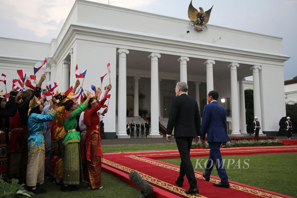 Presiden Joko Widodo bersama Perdana Menteri Ceko Petr Fiala berjalan bersama saat upacara penyambutan di Istana Kepresidenan, Bogor, Jawa Barat, Selasa (18/4/2023). 