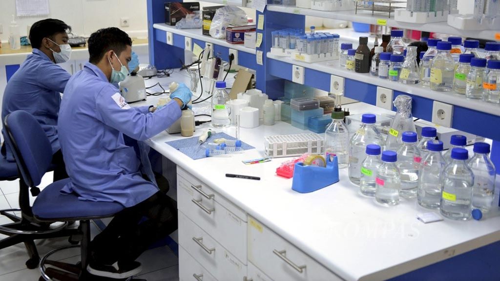 Penelitian di laboratorium riset Dexa Laboratories of Biomolecular Science milik PT Dexa Medica di kawasan industri Cikarang, Bekasi, Jawa Barat, Rabu (27/1/2016). 