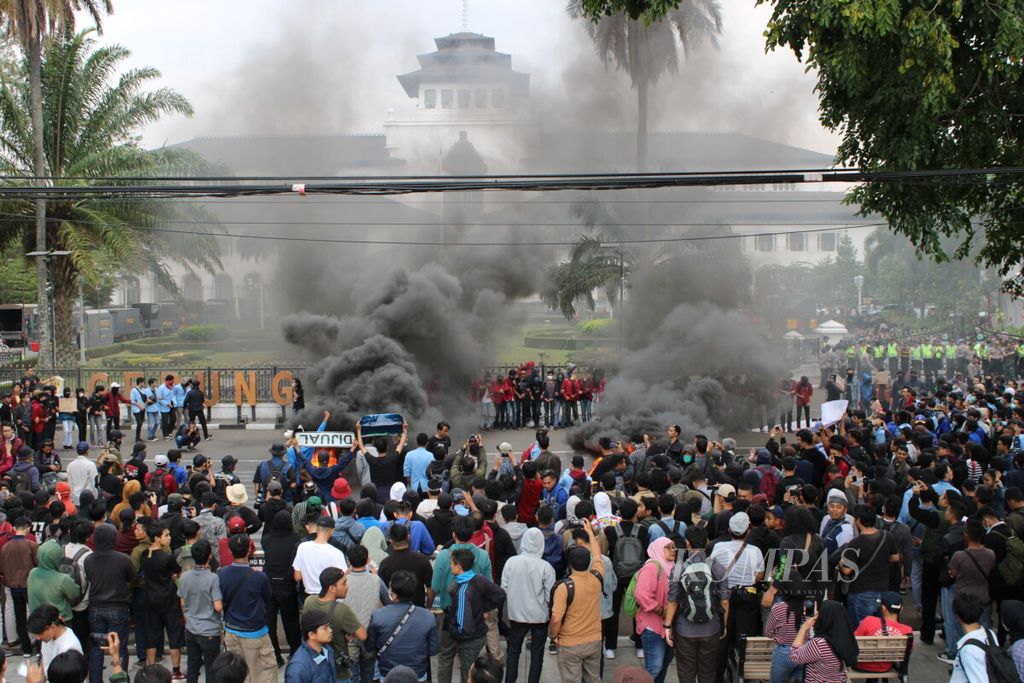 Unjuk rasa mahasiswa bakar ban di gedung sate bandung