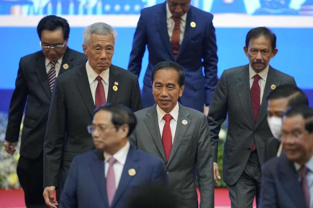 Presiden Joko Widodo bersama dengan para pemimpin ASEAN lainnya, yakni PM Singapura Lee Hsien Loong (kiri tengah), Raja Brunei Darusssalam Sultan Hassanal Bolkiah (kanan, tengah), dan PM Kamboja Hun Sen, berjalan turun dari panggung seusai upacara pembukaan KTT Ke-40 dan 41 ASEAN di Phnom Penh, Kamboja, 11 November 2022. 