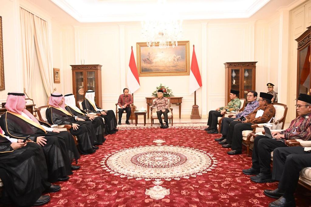 Wakil Presiden Ma’ruf Amin menerima kunjungan Menteri Haji dan Umrah Kerajaan Arab Saudi Tawfiq Fawzan Muhammed al-Rabiah, Selasa (30/4/2024), di Istana Wapres, Jakarta.