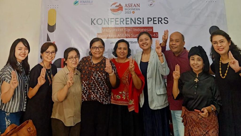 Sejumlah pemimpin organisasi masyarakat sipil Indonesia foto bersama seusai menyampaikan pernyataan terkait pelaksanaan KTT Ke-43 ASEAN, Selasa (6/9/2023) petang.