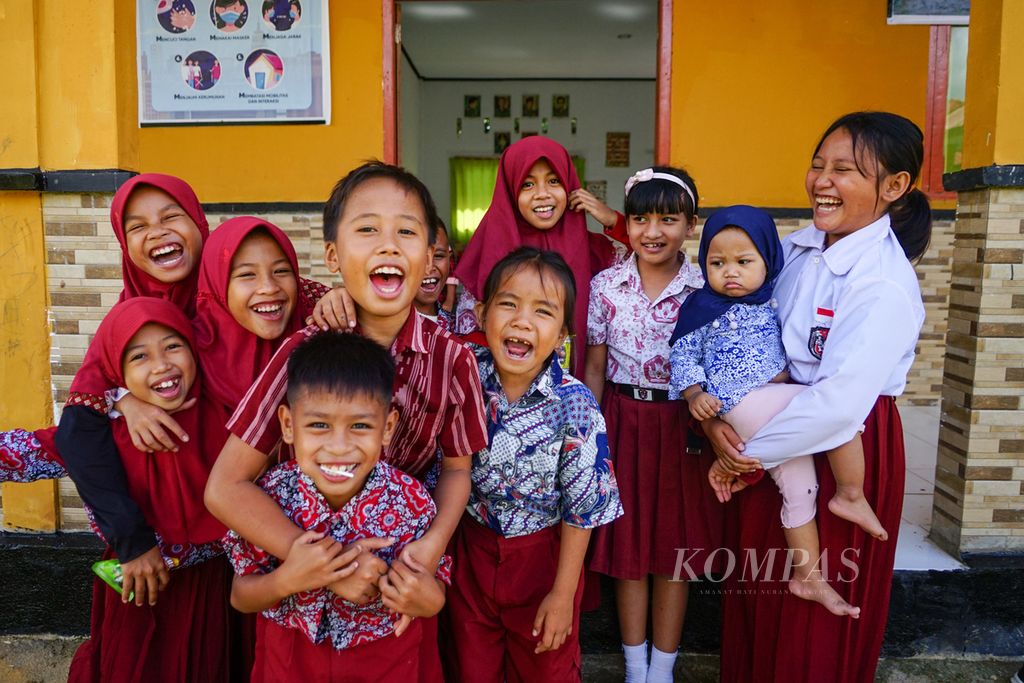 Anak-anak SDN Lalomerui, Routa, Konawe, Sulawesi Tenggara, tertawa riang saat istirahat siang, Kamis (21/7/2022).  