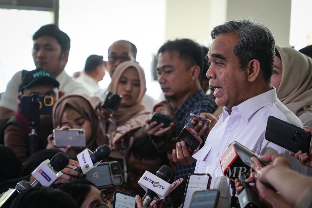 Sekretaris Jenderal Partai Gerindra Ahmad Muzani menyampaikan keterangan pers sebelum memasuki ruang rapat pimpinan nasional (rapimnas) Partai Gerindra di Jakarta, Senin (23/10/2023). 