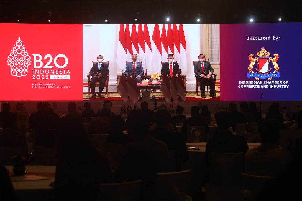 President Joko Widodo accompanied by the Minister of Investment/Head of the Investment Coordinating Board Bahlil Lahadalia, Chairman of Kadin Arsjad Rasjid, and Cabinet Secretary Pramono Anung attended online at the B-20 inception meeting in Jakarta, Thursday (27/1/2022).