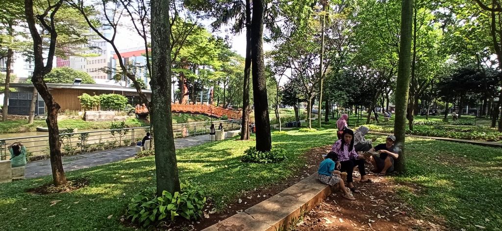 Suasana di Taman Menteng, Bintaro, Tangerang Selatan, pada Minggu (2/7/2023) pagi. Tampak seorang laki-laki yang duduk di bawah pohon sedang merokok di dekat anak. Laporan Global Adult Tobacco Survey 2021 menunjukkan sebanyak 69,1 juta orang di Indonesia merokok. Bahkan, jumlah perokok pria di Indonesia merupakan yang terbesar di dunia. Dua dari tiga laki-laki usia dewasa merupakan perokok.