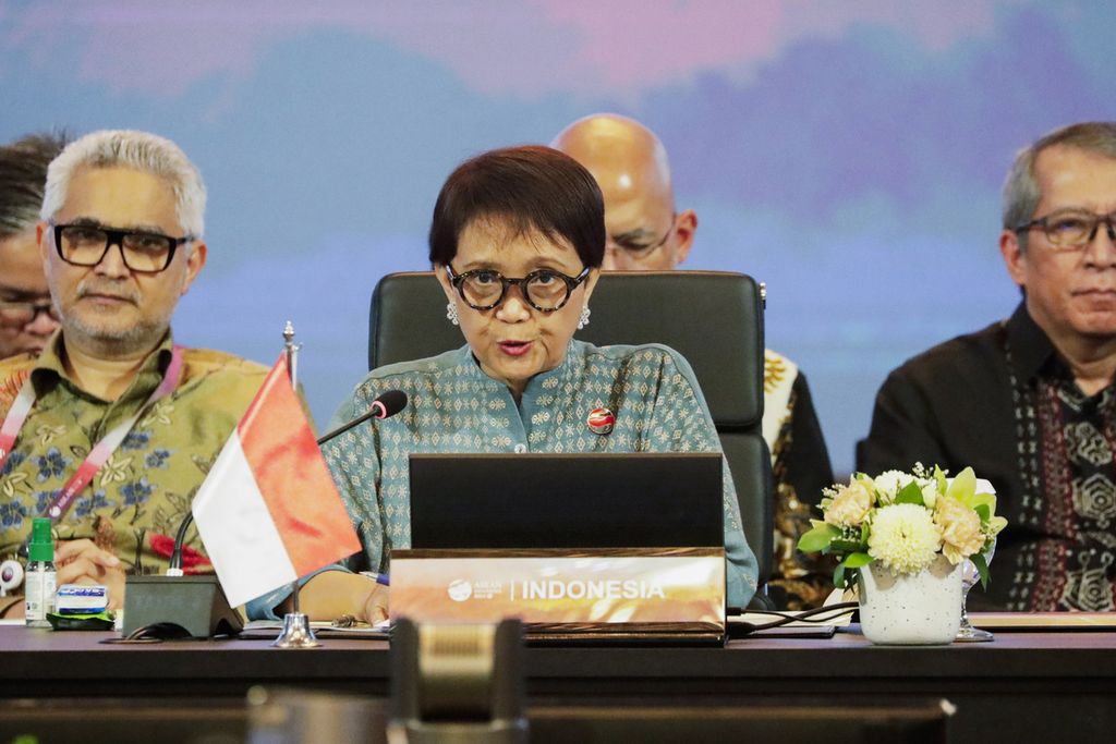Menteri Luar Negeri Retno Marsudi menyampaikan sambutan pembuka pada rapat pleno Pertemuan Ke-56 Para Menteri Luar Negeri ASEAN atau AMM 2023 di Jakarta, Selasa (11/7/2023). 