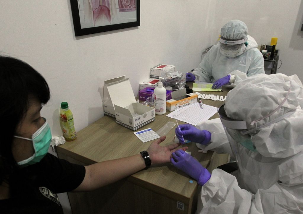 Petugas medis mengambil sampel darah sejumlah wartawan dalam pemeriksaan cepat (<i>rapid test</i>) di RSU Bunda Margonda, Depok, Jawa Barat, Senin (6/4/2020). <i>Rapid test</i> diadakan untuk pencegahan pandemi Covid-19 di kalangan wartawan di Kota Depok.