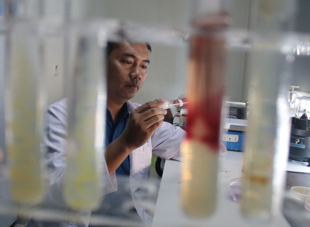 Peneliti dari Ma Chung Research Centre for Photosyntetic Pigments (MRCPP) Universitas Ma Chung, Edi Setiyono, Senin (03/02/2020), menunjukkan hasil penelitiannya, yaitu temuan antibiotik alami, terbuat dari bakteri laut. Antibiotik alami tersebut diyakini lebih aman daripada antibiotik sintetis yang selama ini digunakan. Bakteri berpigmen kuning hingga merah tersebut cocok digunakan untuk industri farmasi, pewarna kain, dan solar sel.