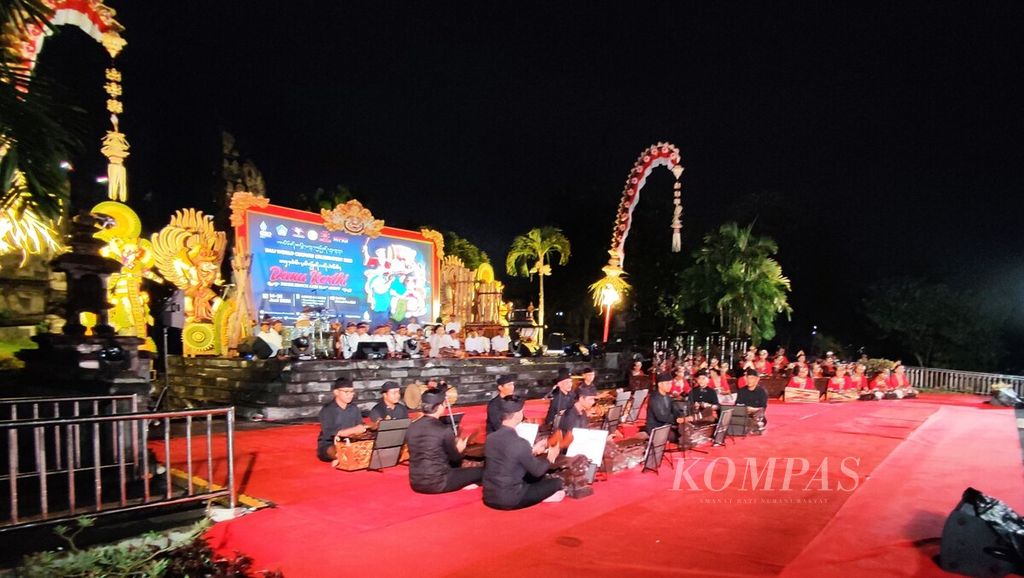 Komunitas Roras Ensemble (kiri) mengisi pergelaran perdana Perayaan Kebudayaan Dunia di Bali, atau Bali World Culture Celebration (BWCC), di area luar Monumen Perjuangan Rakyat Bali Bajra Sandhi, Kota Denpasar, Selasa (14/6/2022) malam. 