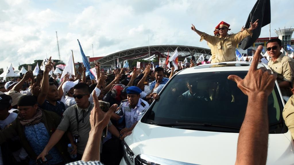 Calon presiden nomor urut 02, Prabowo Subianto, menyapa simpatisannya saat melakukan kampanye terbuka di Lapangan Karebosi, Makassar, Sulawesi Selatan, Minggu (24/3/2019). Kampanye terbuka calon presiden nomor urut 02 tersebut dihadiri ribuan simpatisannya. Dalam orasi politik, Prabowo meminta agar seluruh simpatisannya menjaga kedamaian dan keamanan pada Pilpres 2019.