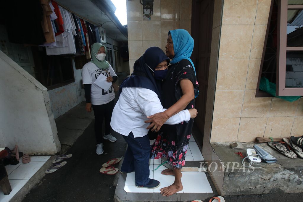 Kader posyandu mengukur lingkar perut warga lansia di tempat tinggalnya di Kampung Gandaria, kawasan Pondok Kelapa, Jakarta Timur. Pelayanan jemput bola dari rumah ke rumah ini telah dilakukan kader posyandu selama masa pandemi. Meski layanan posyandu lansia di balai RW telah dibuka, sebagian besar warga lansia masih urung mendatanginya karena beberapa faktor, seperti kekhawatiran akan penularan Covid-19 dan tidak adanya anggota keluarga yang mengantar.  