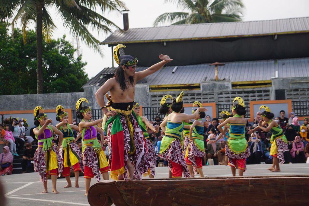 Rianto bersama para penari tampak anggun dan gagah mementaskan Sendratari Ksatria Singadipa di Banyumas, Jawa Tengah (1/6/2022).