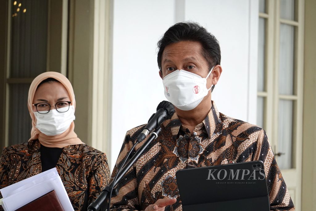Menteri Kesehatan Budi Gunadi Sadikin didampingi Kepala BPOM Penny Kusumastuti Lukito ketika memberikan keterangan pers seusai rapat terbatas tentang merebaknya kasus gagal ginjal akut pada anak. Rapat terbatas dipimpin Presiden Joko Widodo di Istana Bogor, Senin (24/10/2022).
