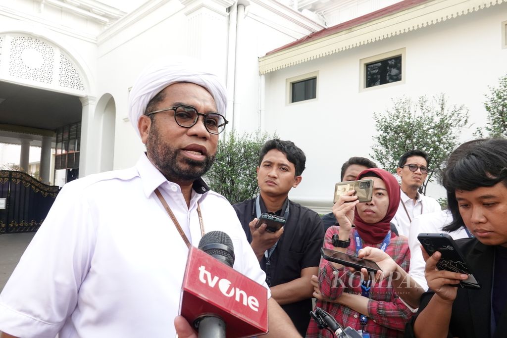 Tenaga Ahli Utama Kantor Staf Presiden (KSP) Ali Mochtar Ngabalin memberikan keterangan pers di Kompleks Istana Kepresidenan, Jakarta, Jumat (17/5/2024).
