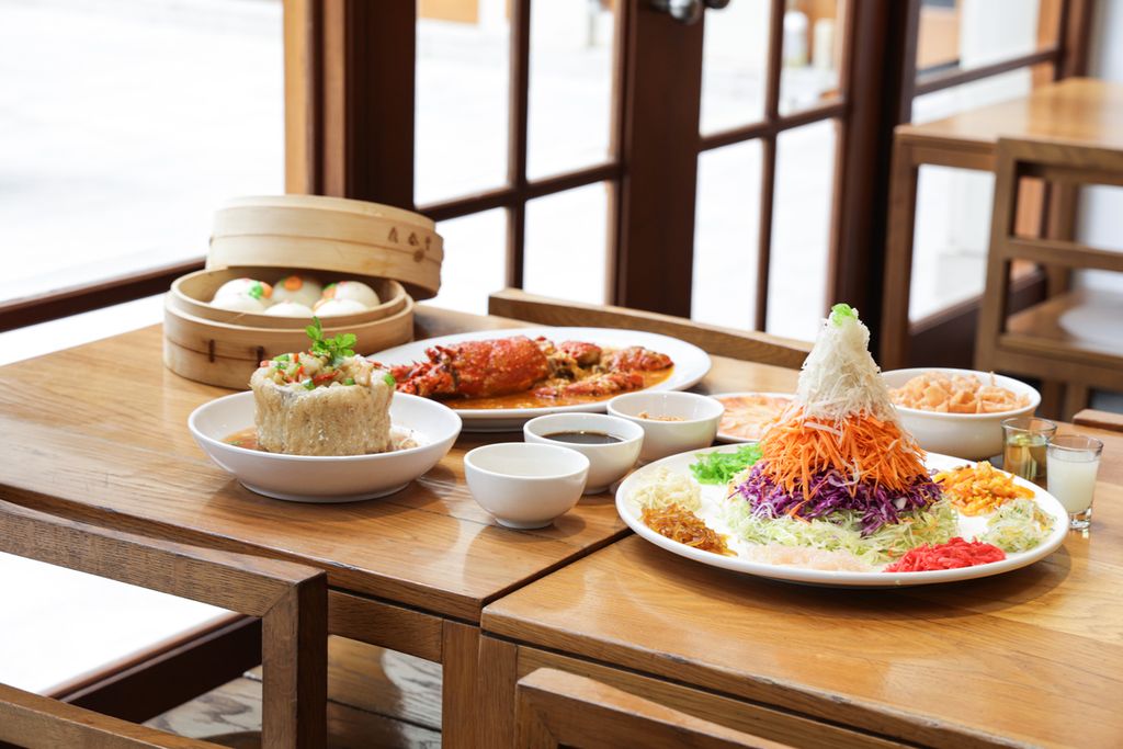 Sajian spesial Imlek di Restoran Din Tai Fung Arcadia Senayan, Jakarta, seperti Yu Sheng, Scallop and Seafood in Golden Yam Ring, Singapore Chili Lobster, dan Chinese Zodiac Bun berbentuk kelinci.