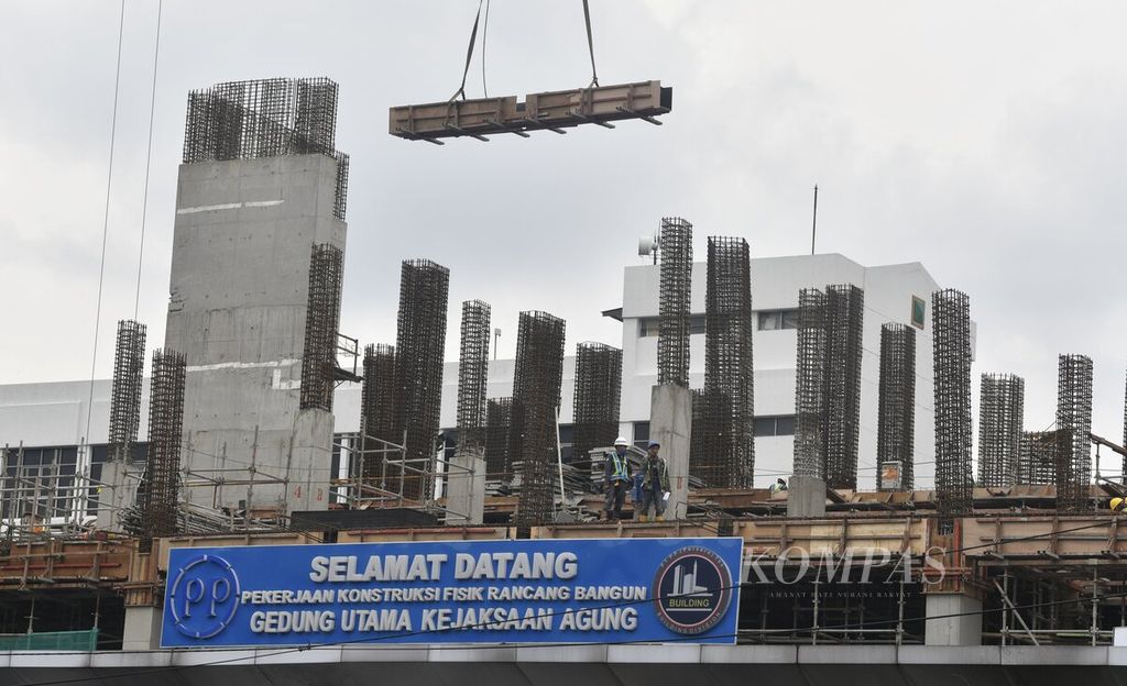 Proyek pembangunan gedung utama Kejaksaan Agung di kawasan Kebayoran Baru, Jakarta Selatan, masih terus berlangsung, Sabtu (15/1/2022). Pembangunan kembali gedung utama Kejagung yang habis terbakar pada Agustus 2020 itu dimulai sejak Juni 2021. Proyek bernama Pekerjaan Konstruksi Fisik Terintegrasi Rancang Bangun Gedung Utama Kejaksaan Agung itu menelan anggaran hingga Rp 549,6 miliar dan direncanakan selesai pada akhir 2022. 