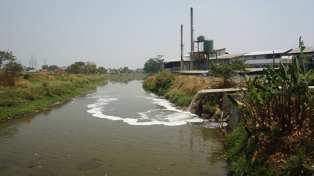 Aliran buangan limbah terlihat di badan Sungai Citarum daerah Kelurahan Pasawahan, Kecamatan Dayeuhkolot, Kabupaten Bandung, Jawa Barat, Kamis (5/9/2019). Di tahun ketiga Program Citarum Harum, pemerintah menargetkan sungai bebas dari cemaran limbah, baik dari rumah tangga maupun industri.