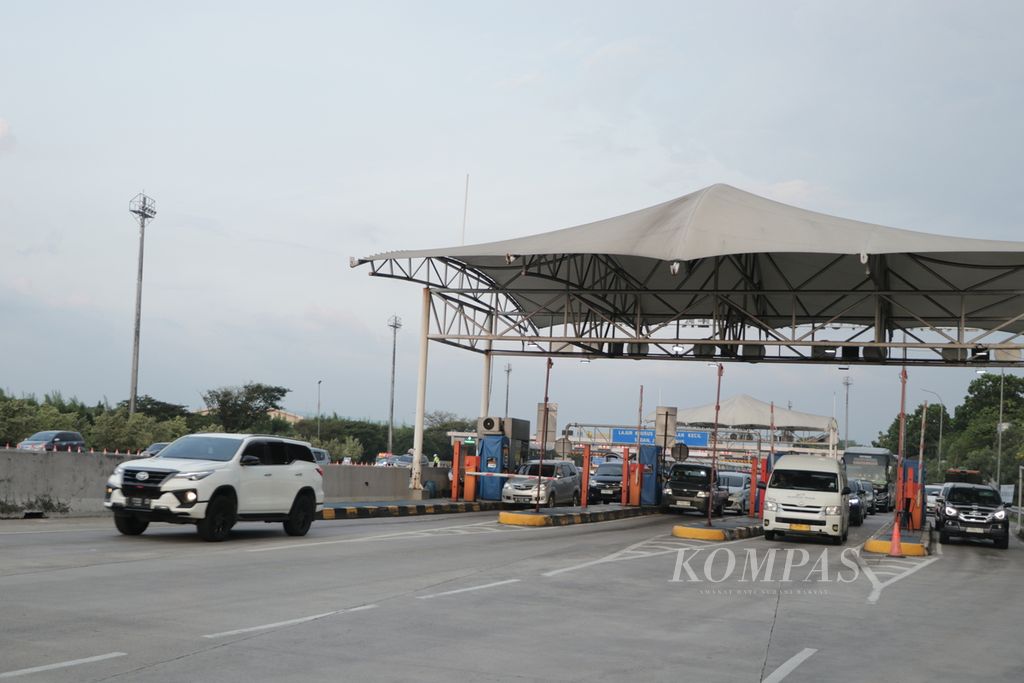 Suasana arus kendaraan di Gerbang Tol Cikampek Utama 1., Jawa Barat. Arus kendaraan terpantau mulai ramai pada Sabtu (14/04/2024) sore atau H+2 Lebaran 2024.