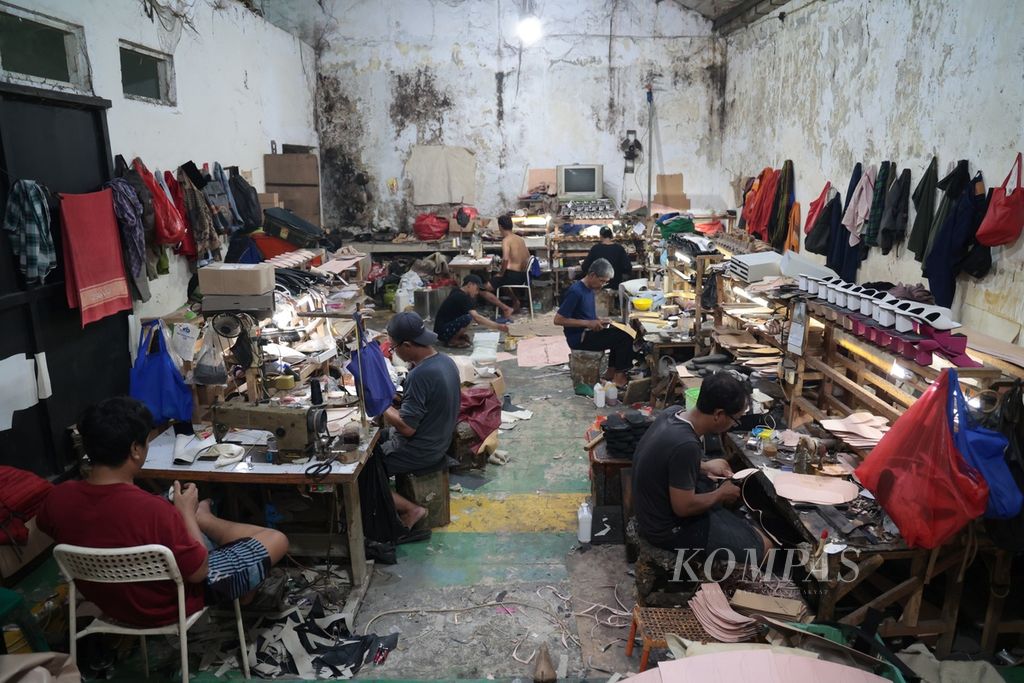 Pekerja menyelesaikan pembuatan sepatu dan sandal wanita di sebuah industri alas kaki OB Shoes di Serua, Depok, Jawa Barat, Rabu 10 Mei 2023. 