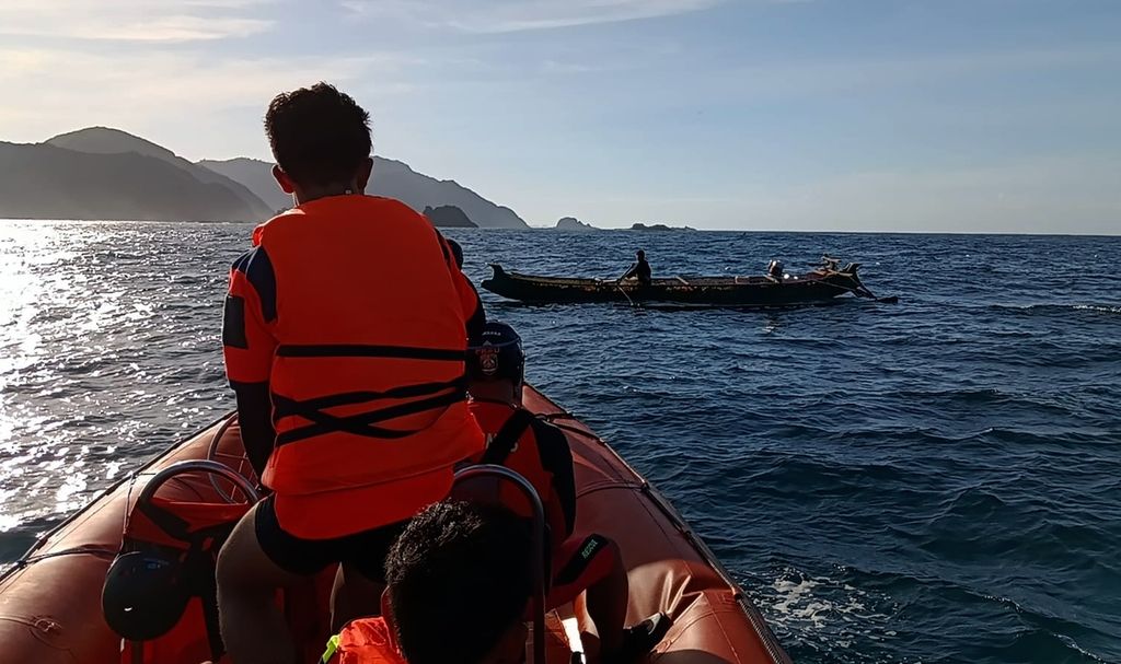 Tim SAR menggunakan perahu karet untuk mencari dr Lalu Wisnu Aditya Wardana di kawasan perairan Lancing, Lombok Tengah, Nusa Tenggara Barat, pada Kamis (18/4/2024). Hingga hari ketujuh sejak dinyatakan hilang, Wisnu masih belum ditemukan.