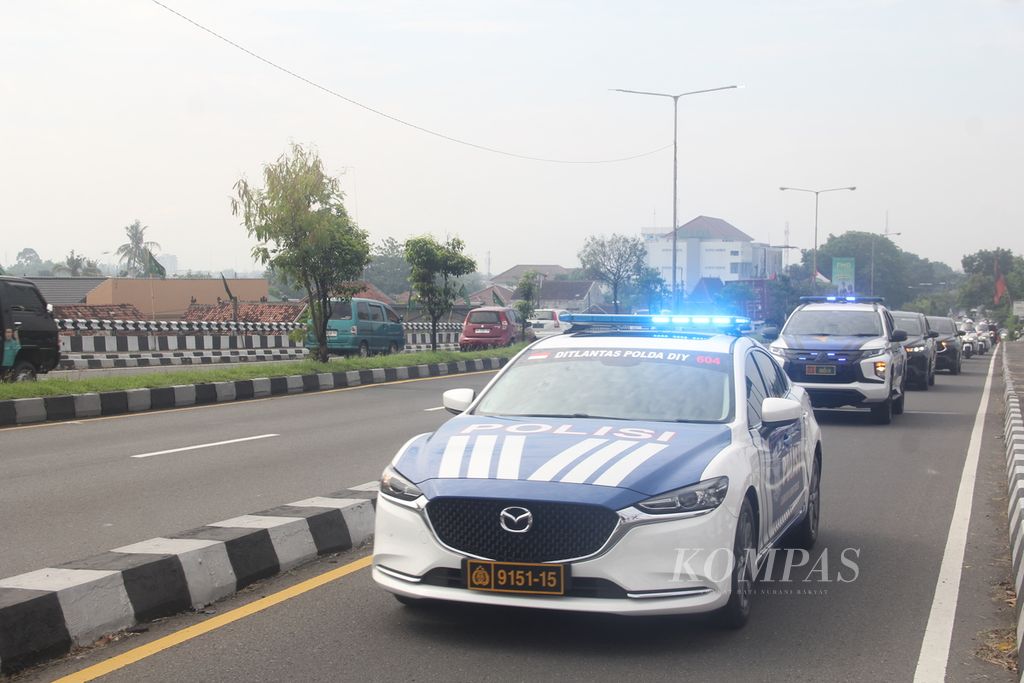 Iring-iringan mobil rombongan Presiden Joko Widodo melintas menuju kampus Universitas Nahdlatul Ulama Yogyakarta, Kabupaten Sleman, Daerah Istimewa Yogyakarta, Rabu (31/1/2024).