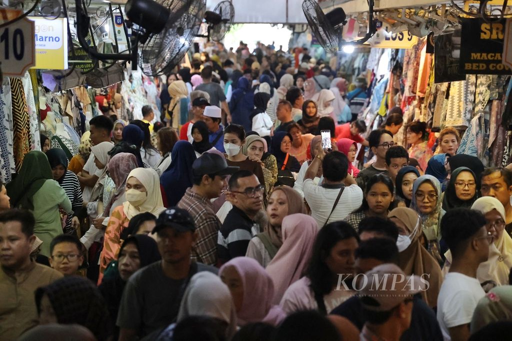 Pelancong berbelanja pakaian di Pasar Beringharjo, Yogyakarta, Jumat (12/4/2024). Sebagian pemudik menyempatkan diri berwisata di Jalan Malioboro sebelum menempuh perjalanan pulang ke tempat asal seusai berlebaran di kampung halaman. 
