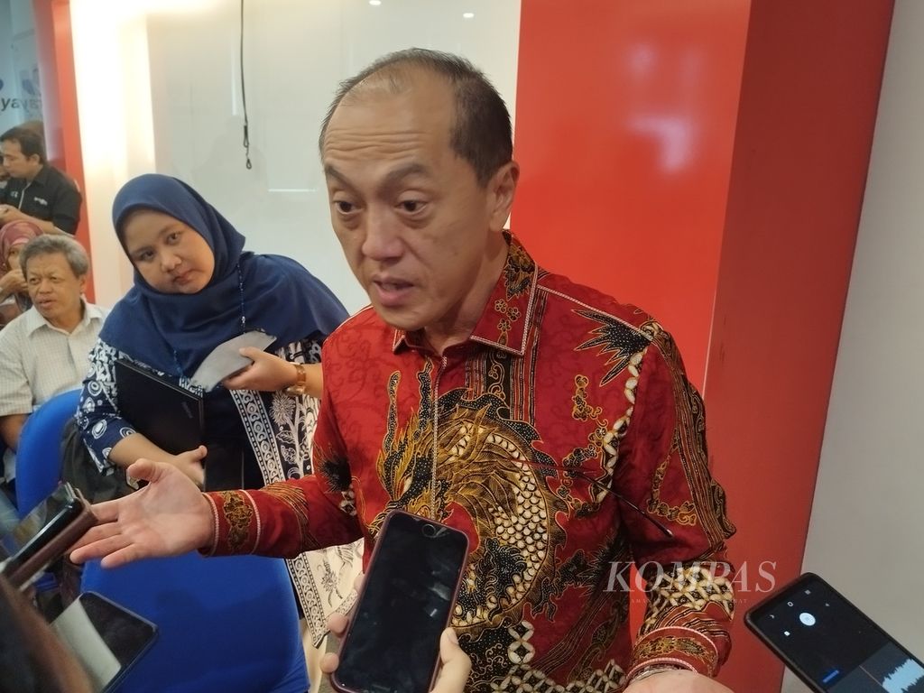 Ketua Bidang Operational of Excellent, IT and Digital (Customer Centricity) Asosiasi Asuransi Jiwa Indonesia (AAJI) Edy Tuhirman memberikan keterangan di Rumah AAJI, Jakarta, Rabu (29/11/2023).
