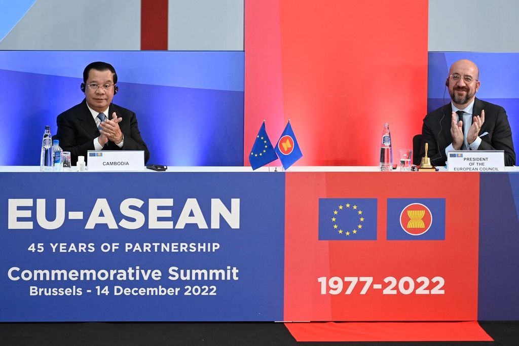 PM Kamboja Hun Sen dan Presiden Dewan Eropa Charles Michel (kanan) menghadiri KTT ASEAN-Uni Eropa di Brussels, Belgia, Rabu (14/12/2022). 