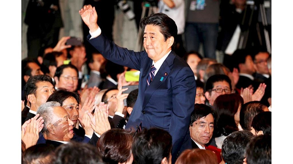 Ketua Partai Demokrat Liberal (LDP) Shinzo Abe (berdiri) menerima aplaus anggota parlemen wakil LDP setelah namanya diumumkan sebagai pemenang dalam pemilihan ketua LDP di Kantor Pusat LDP di Tokyo, Jepang, Kamis (20/9/2018). 