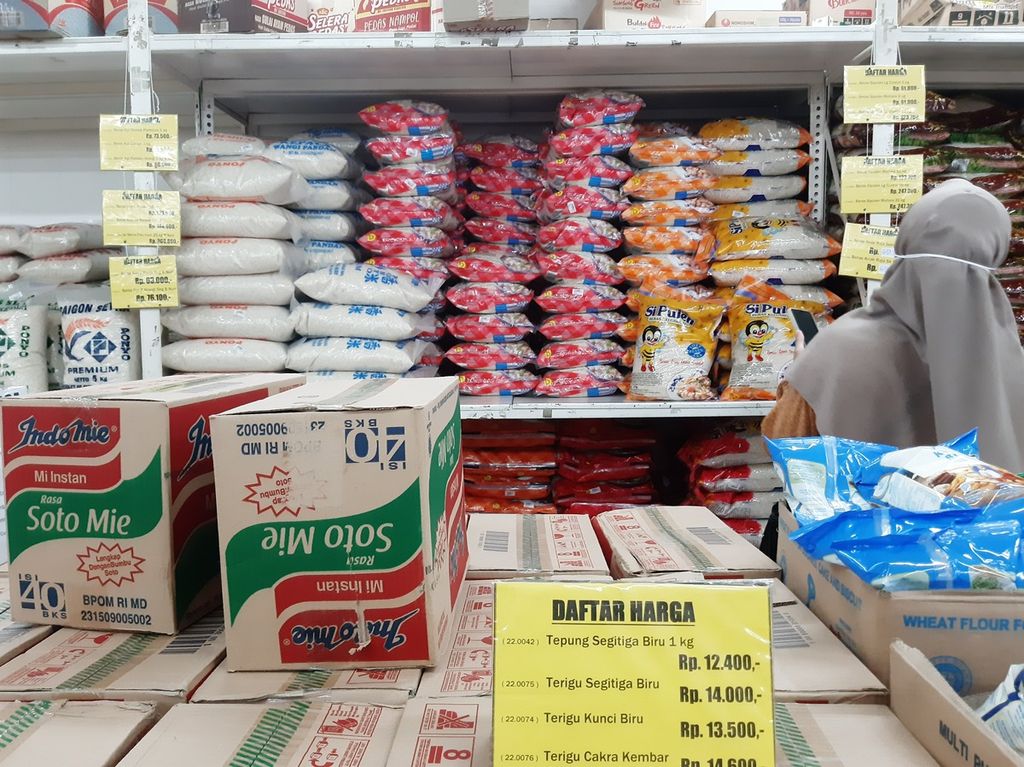 Pembeli memilih sejumlah barang kebutuhan pokok di Harmony Swalayan di kawasan Pondok Aren, Tangerang Selatan, Banten, Senin (20/3/2023).