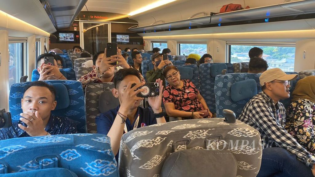 Warga berkesempatan menjajal kereta cepat Jakarta-Bandung, Kamis (21/9/2023).