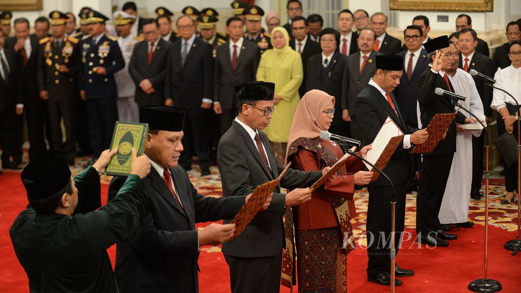 Para Pimpinan Komisi Pemberantasan Korupsi (KPK) periode 2019-2023 membacakan sumpah jabatan dengan disaksikan langsung oleh Presiden Joko Widodo di Istana Negara, Jakarta, Jumat (20/12/2019). 