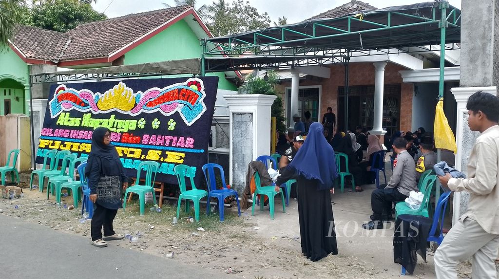 Pera pelayat berdatangan ke rumah orangtua Gilang Ihsan Zikri di Desa Sabah Balau, Kecamatan Tanjung Bintang, Lampung Selatan, pada Selasa (31/10/2023). Gilang ditemukan tewas dengan sejumlah luka akibat senjata tajam di bagian tubuhnya Senin (30/10) malam.