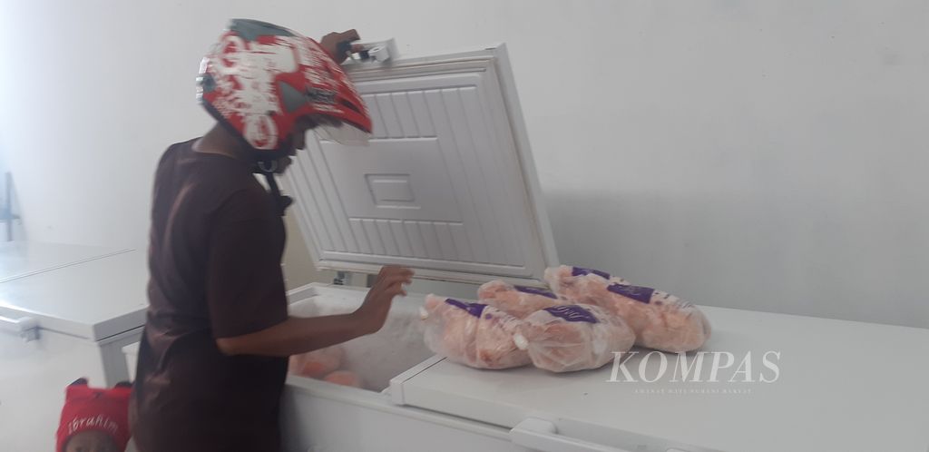 Warga membeli daging ayam beku di gerai Rumah Kita yang berada di areal Pelabuhan Lewoleba, Kabupaten Lembata, Nusa Tenggara Timur, pada Rabu (2/11/2022). Harga ayam beku dengan bobot 1,3 kilogram Rp 50.000. Di pasar umum, harga ayam beku dengan ukuran itu paling murah Rp 75.000.
