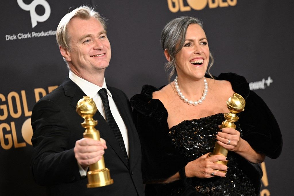 Sutradara Inggris, Christopher Nolan (kiri), dan produser Emma Thomas berpose dalam konferensi pers dengan membawa penghargaan Best Director Motion Picture dan Best Motion Picture-Drama melalui film <i>Oppenheimer </i>pada Golden Globle ke-81 di Beverly Hills pada Minggu (7/1/2024) waktu Amerika Serikat. 