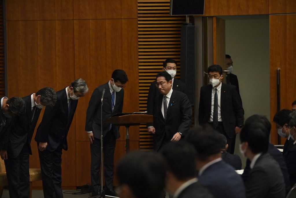 Perdana Menteri Jepang Fumio Kishida (tengah) menghadiri konferensi pers di Tokyo, Jepang, 26 April 2022, untuk menyampaikan sejumlah topik isu politik dan sosial yang dihadapi Jepang.  