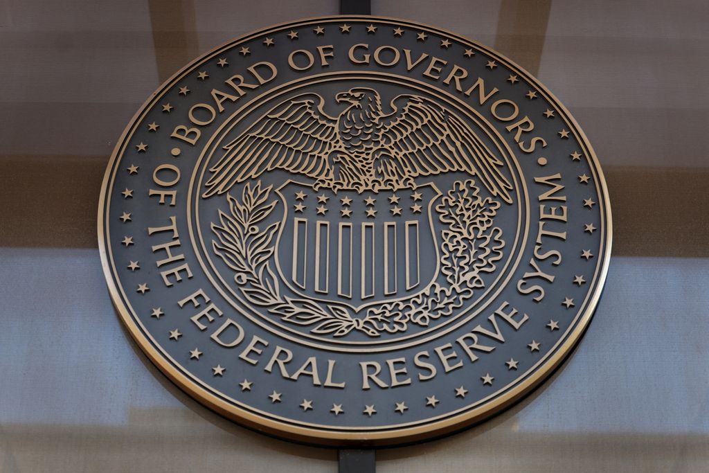 Plakat di gedung Bank Sentral Amerika Serikat atau The Fed, 21 Maret 2023.