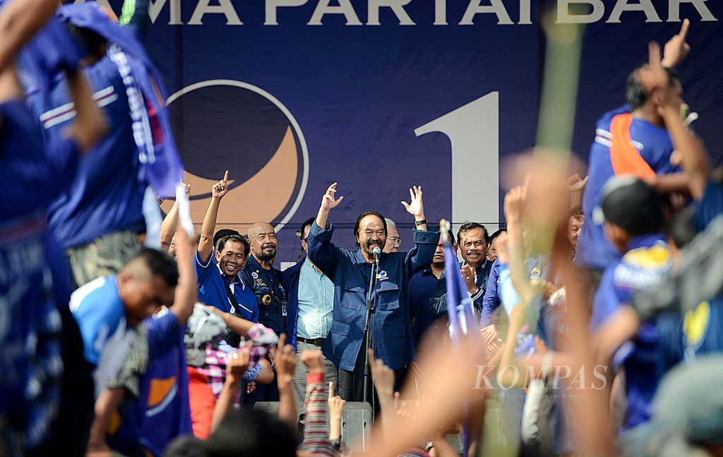 Ketua Umum DPP Partai Nasdem Surya Paloh berkampanye di depan ribuan simpatisan di Simpang Lima, Kota Semarang, Jawa Tengah, Selasa (18/3/2014). Kampanye terbuka tersebut juga menghadirkan sejumlah artis untuk menghibur massa simpatisan. 