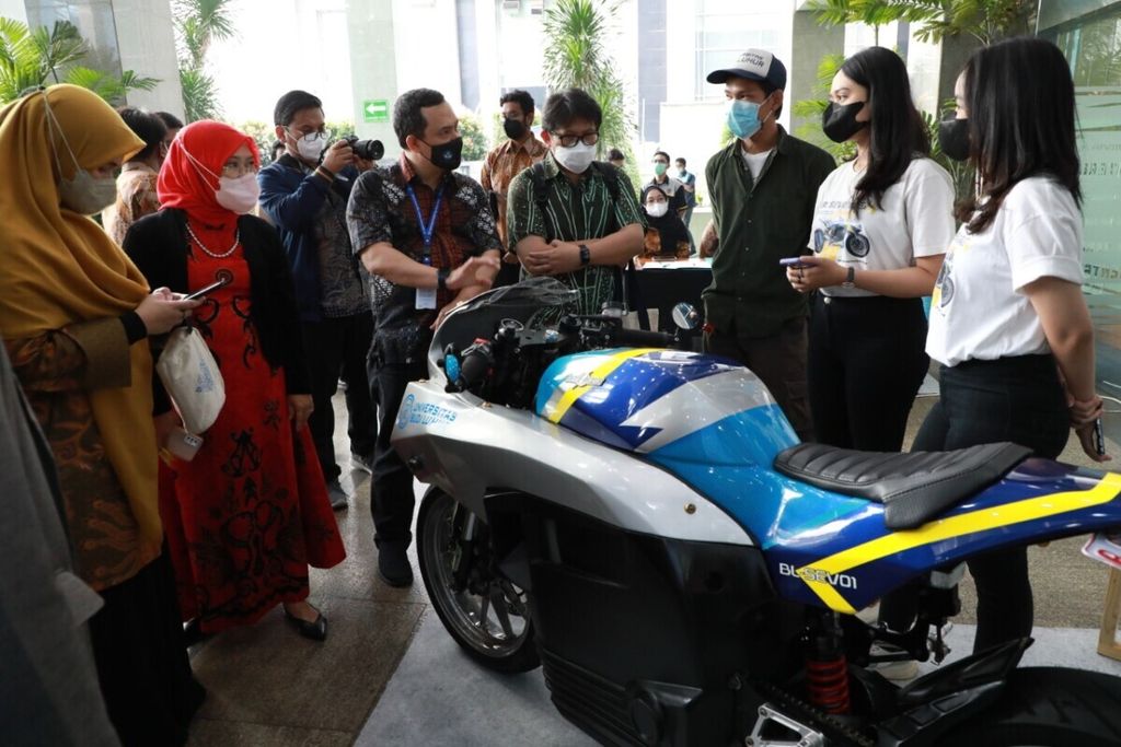 Mahasiswa Universitas Budi Luhur menampilkan motor listrik BL-SEV01 yang ditampilkan dalam pameran inovasi perguruan tinggi yang digelar Ditjen Diktiristek di Jakarta, awal Januari 2022. Perguruan tinggi berperan untuk menghasilkan SDM produktif dan inovasi agar bonus demografi memberi manfaat untuk pertumbuhan ekonomi Indonesia. 