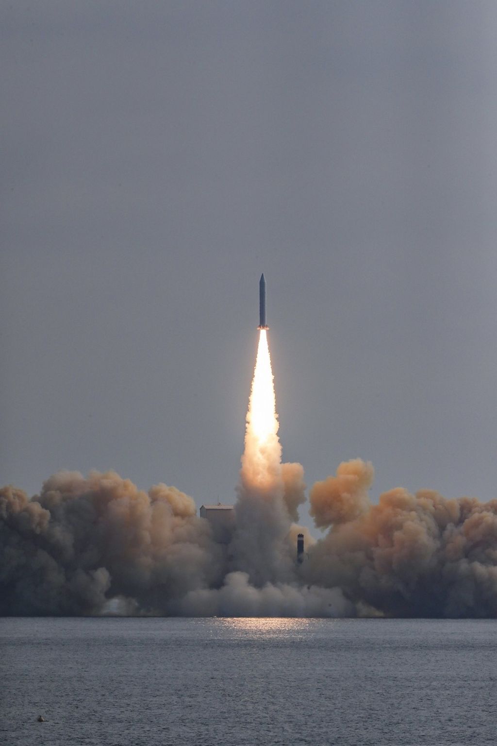 Peluncuran percobaan ketiga untuk roket bahan bakar di dekat Pulau Jeju, Korea Selatan, 4 Desember 2023. 