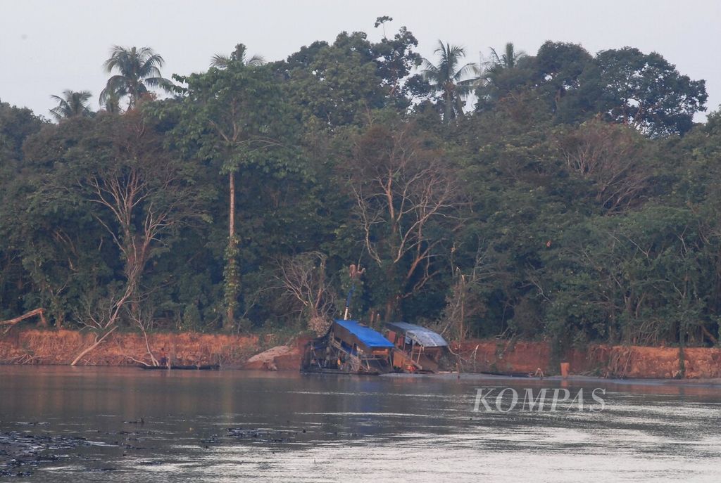 Tambang liar emas merusak ekosistem sungai di Kabupaten Bungo, Provinsi Jambi. Perlu penegakan hukum yang serius demi mengakhiri kerusakan lingkungan yang timbul akibat masifnya aktivitas ini. Tampak aktivitas tambang liar di Batang Bungo, Senin (6/7/2020).