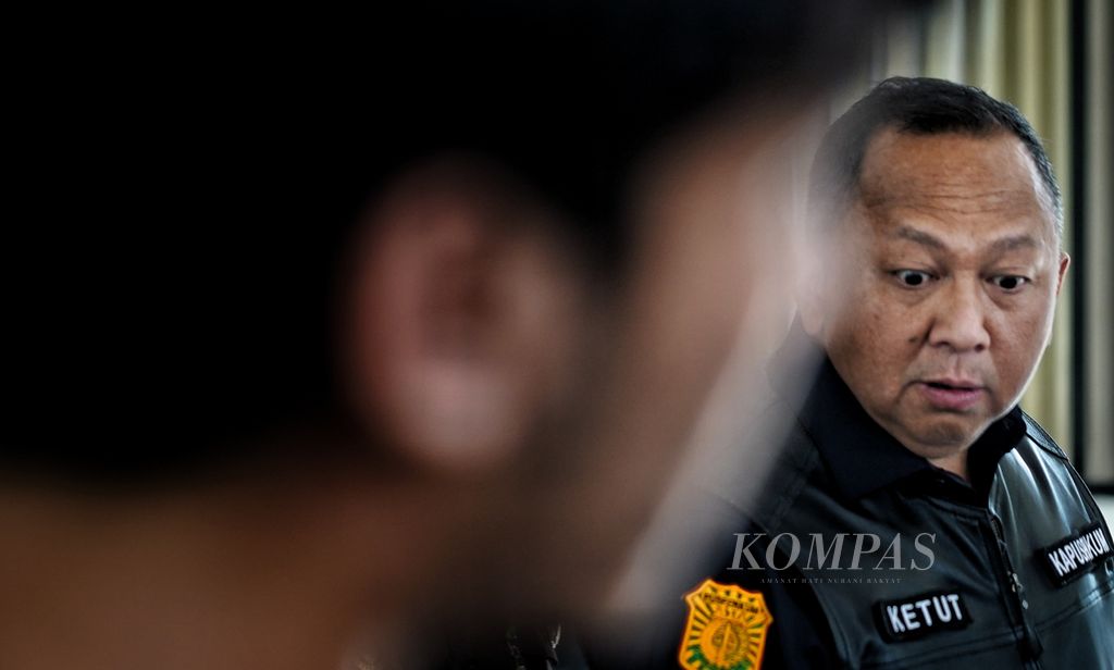 Kepala Pusat Penerangan Hukum Kejaksaan Agung Ketut Sumedana memberikan keterangan pers terkait putusan Mahkamah Agung atas hukuman seumur hidup terhadap Ferdy Sambo di Kejaksaan Agung, Jakarta, Rabu (9/8/2023).  